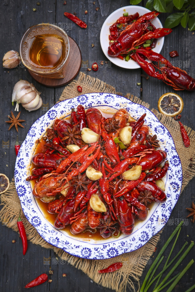 盘子里的麻辣小龙虾