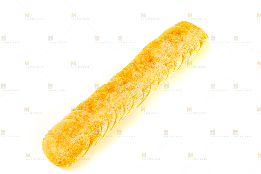 白底上的薯片