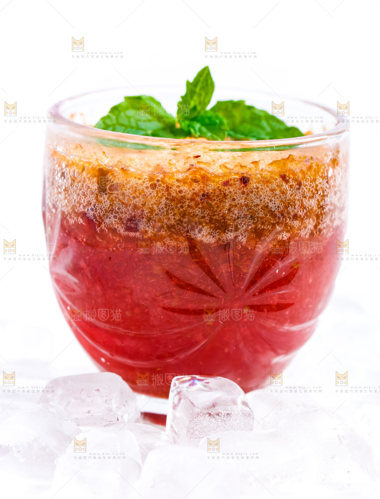 白底上放着一杯三华李果汁