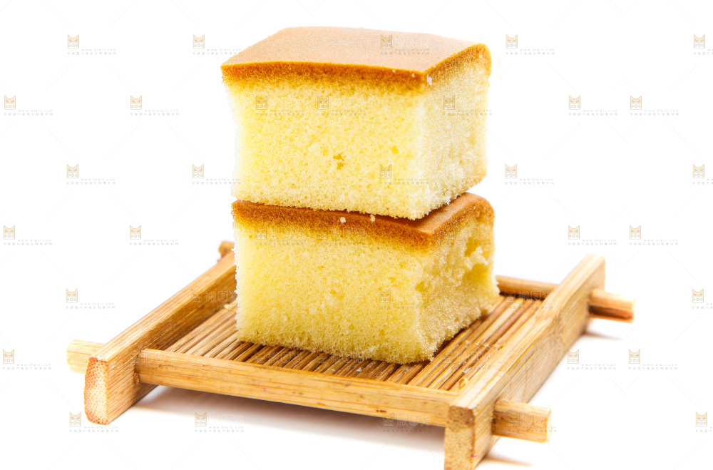 白底上放着小蛋糕