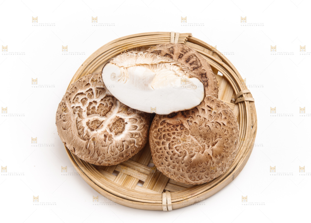 白底上放着花菇
