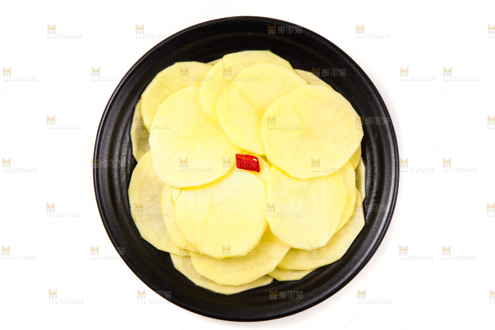 盘子里装着土豆片