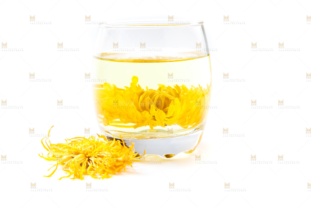 杯子里泡着菊花茶