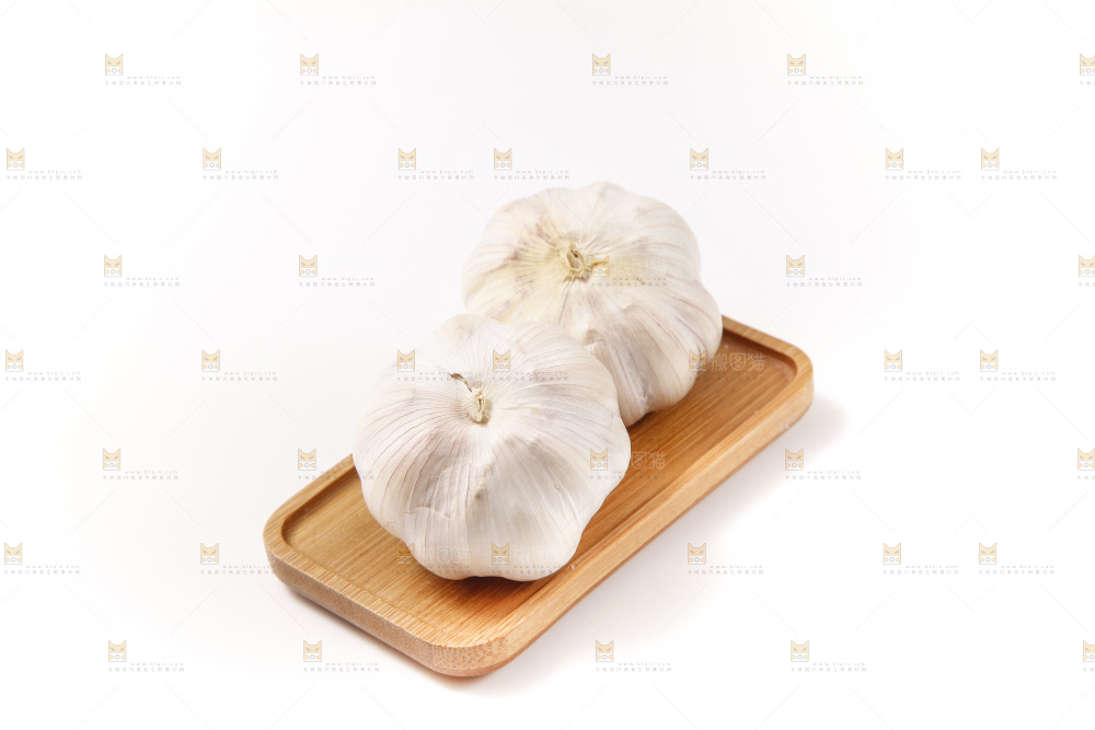 白底上放着大蒜