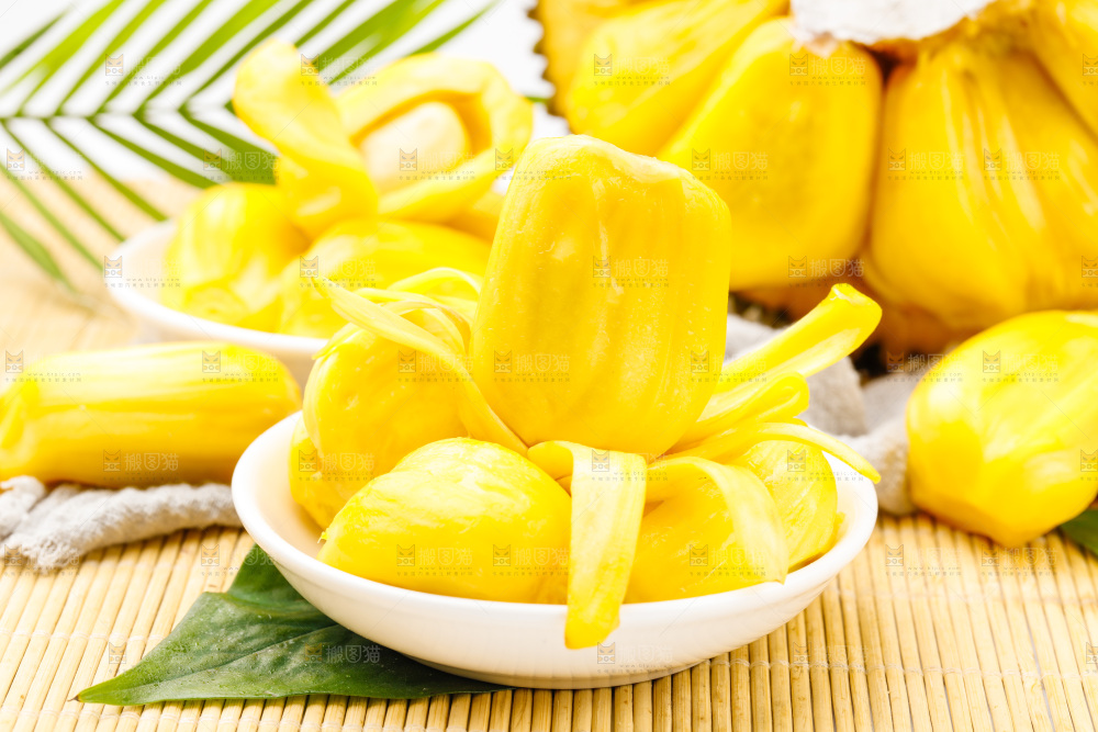盘子里装着菠萝蜜