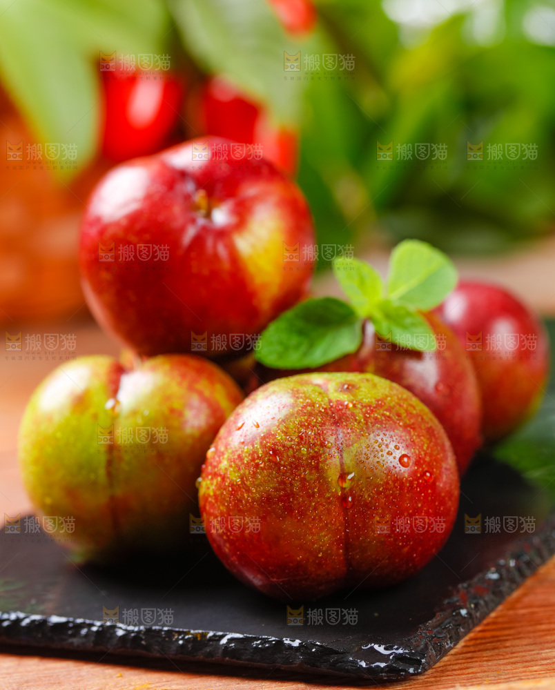 黑石板上放着红心李子