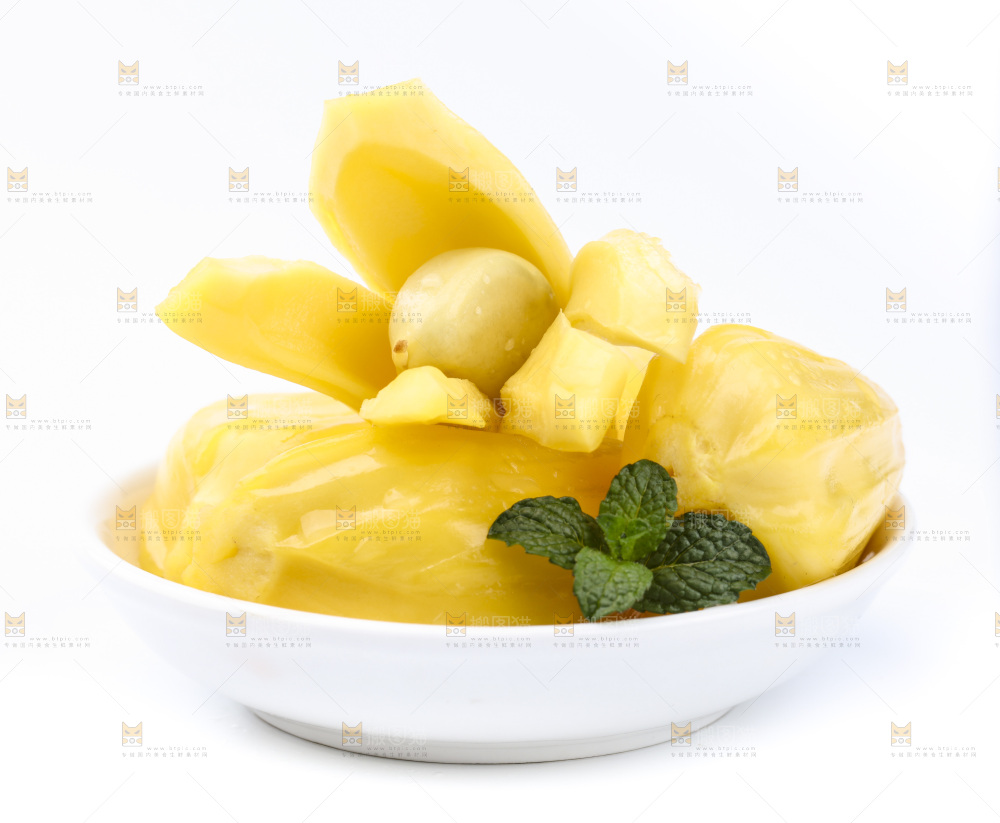 碟子里放着黄肉菠萝蜜
