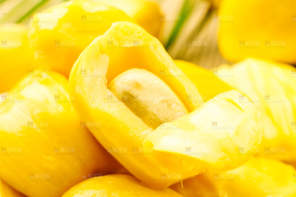 盘子里装着菠萝蜜