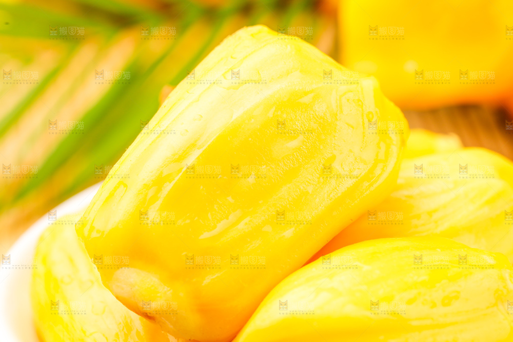 浅底上的新鲜菠萝蜜