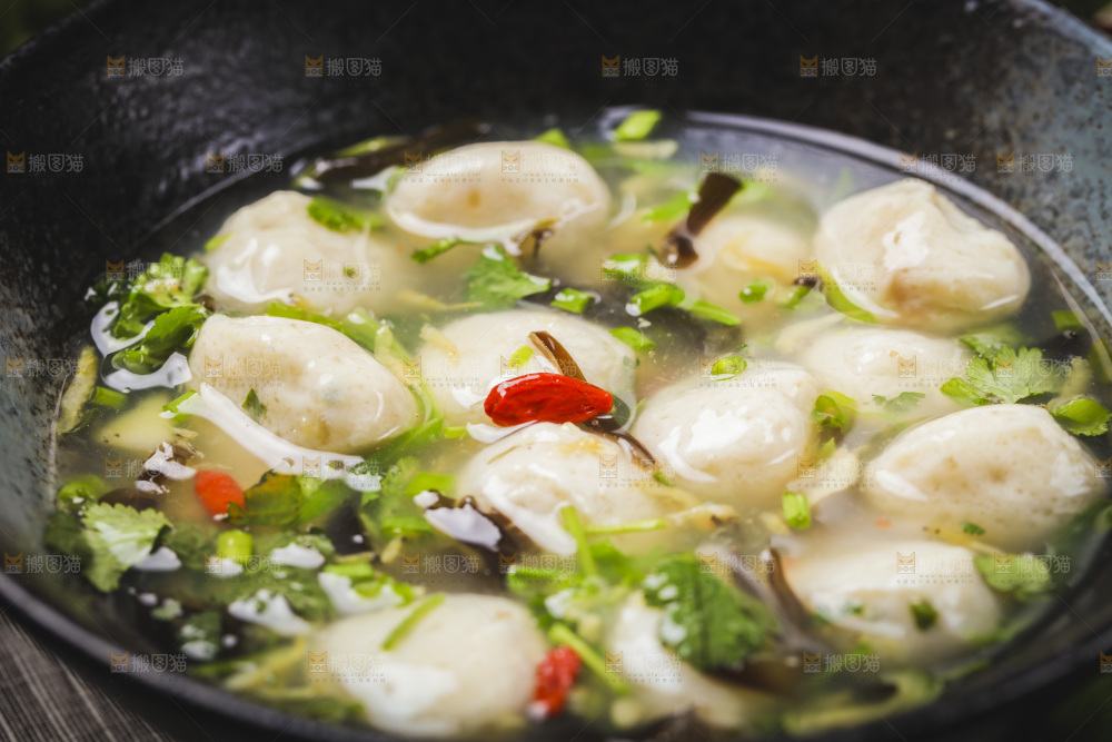 碗里装着肉丸汤