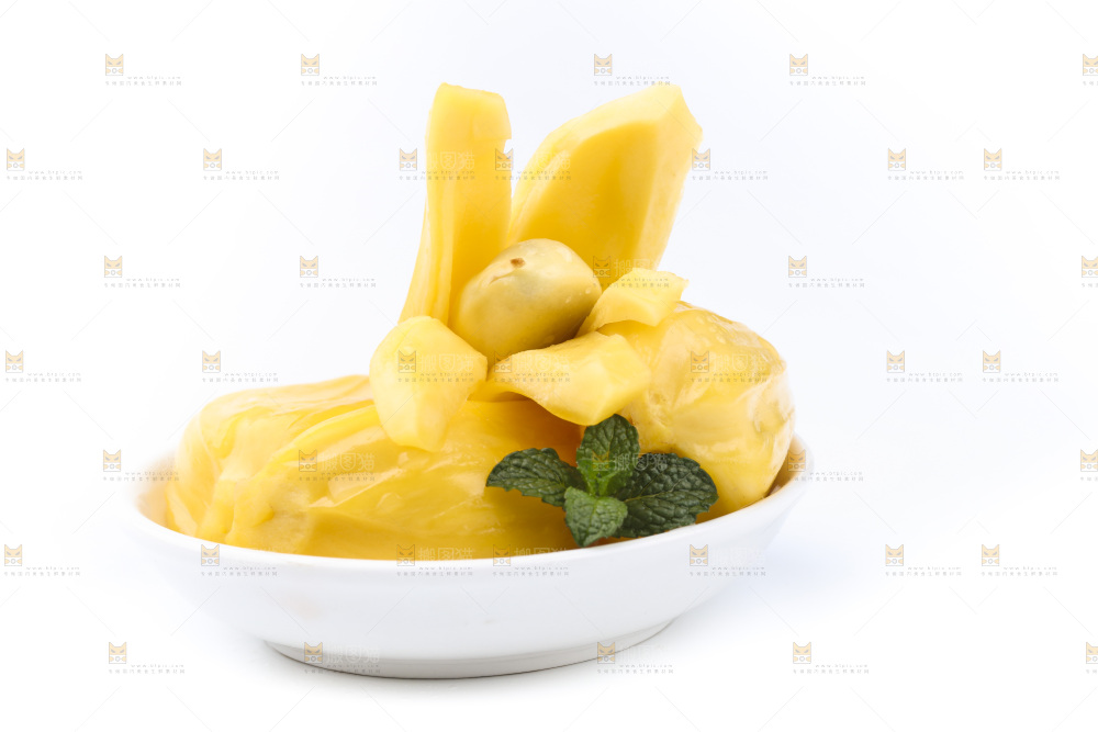 碟子里放着黄肉菠萝蜜