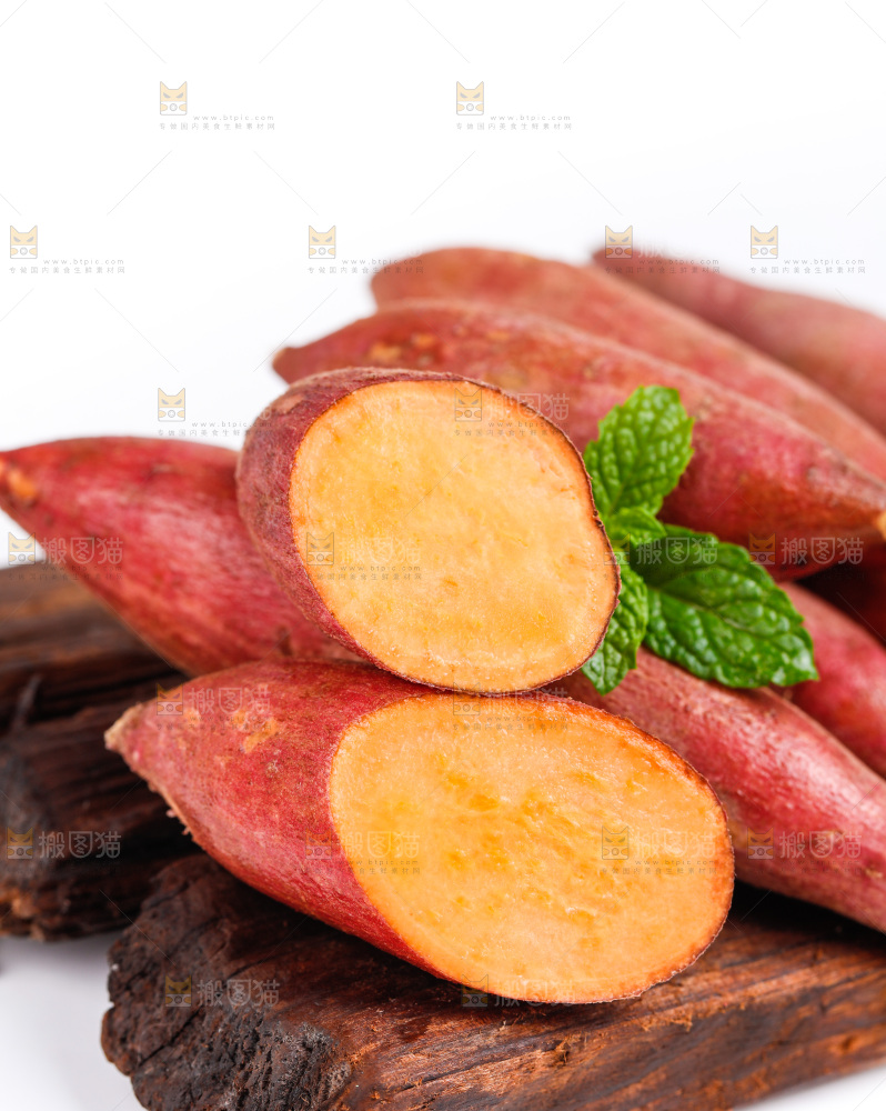 木板上放着红薯