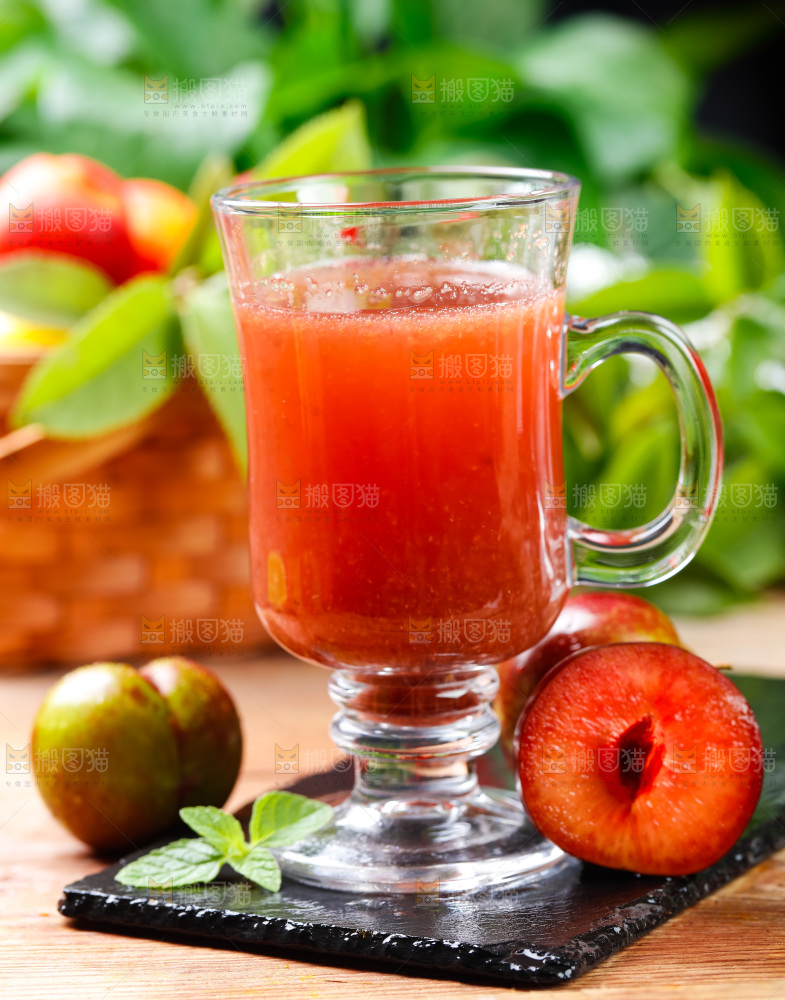黑石板上放着一杯李子果汁