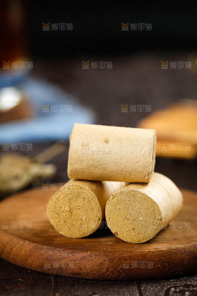 木底上放着艾条