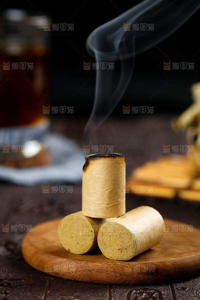 木底上放着艾条