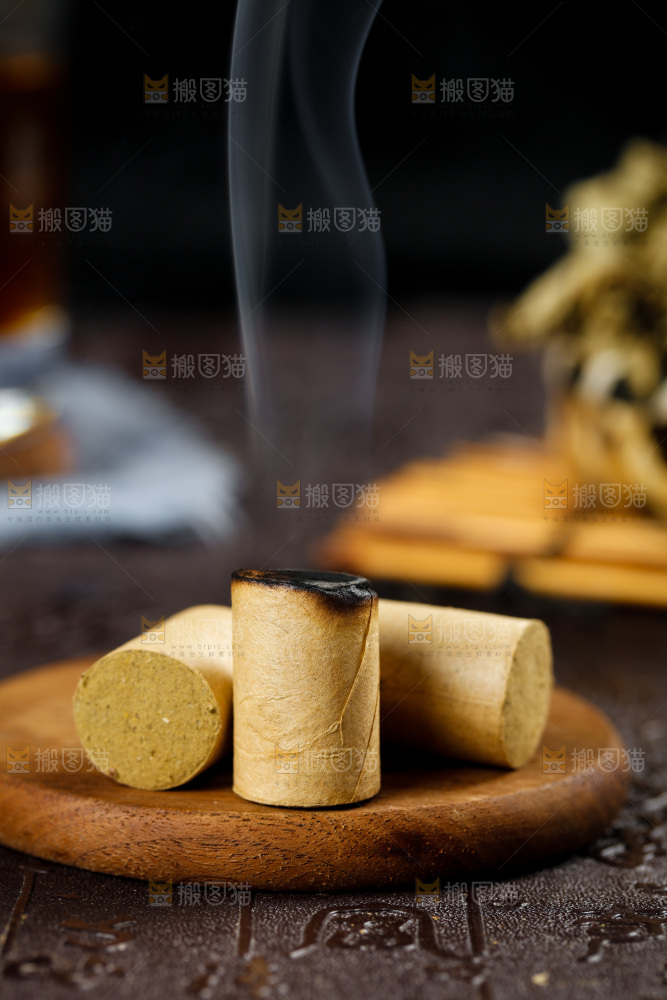 木底上放着艾条