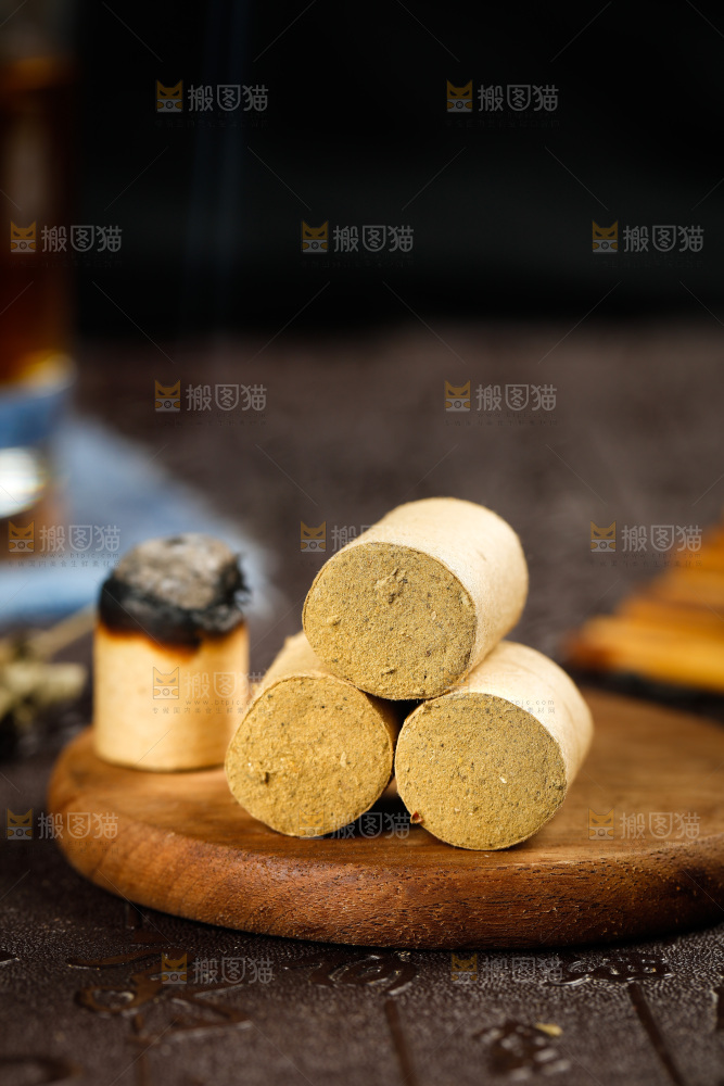 木底上放着艾条