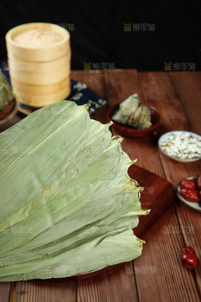 木板上摆放着野生芦苇粽叶
