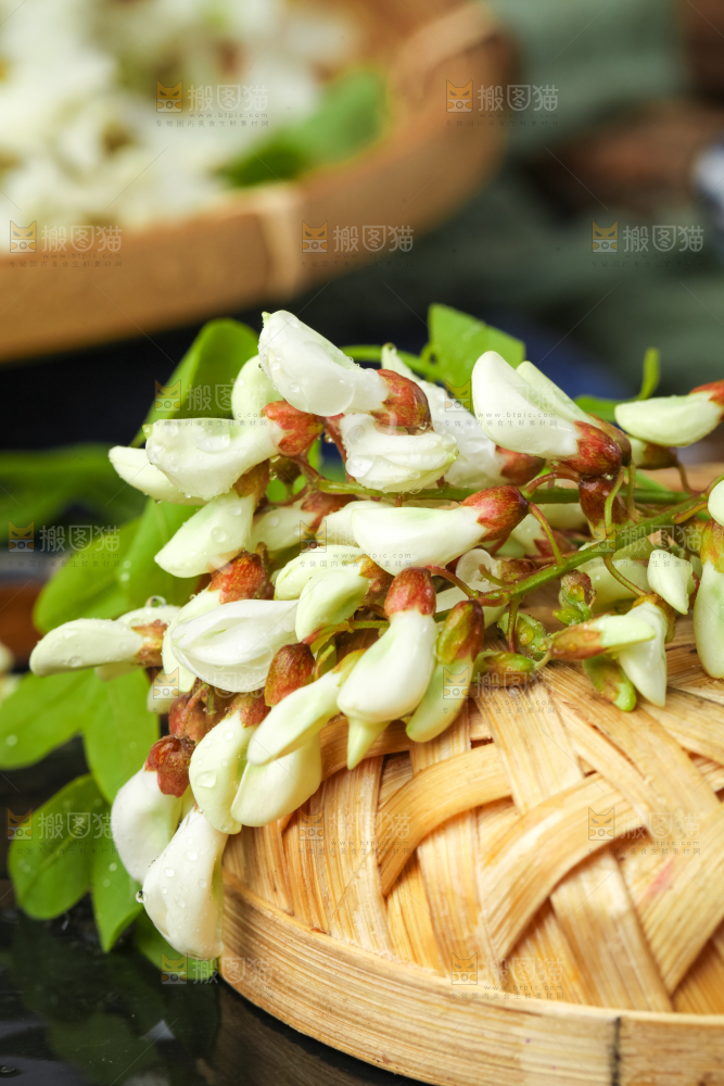 竹篮上放着新鲜槐花