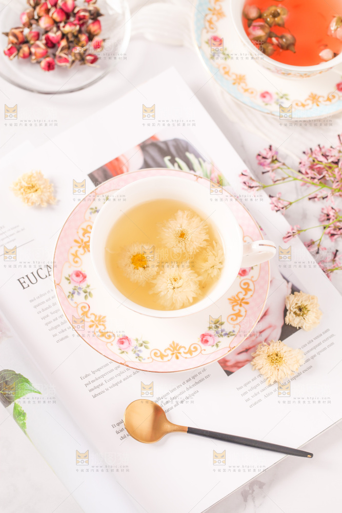 书上放着一杯杭白菊花茶