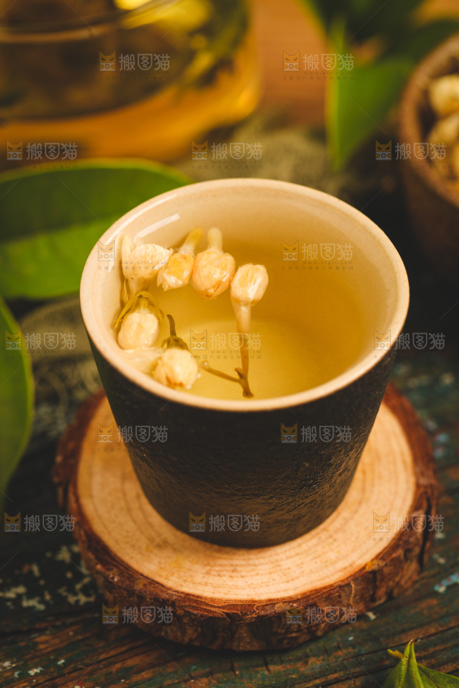 木底上放着一杯茉莉花茶