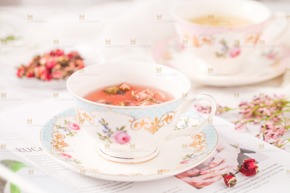 书上摆放着一杯玫瑰花茶