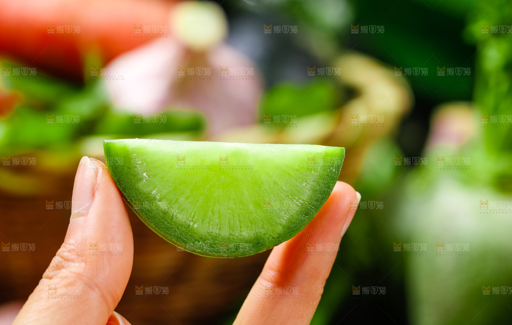手上拿着水果萝卜