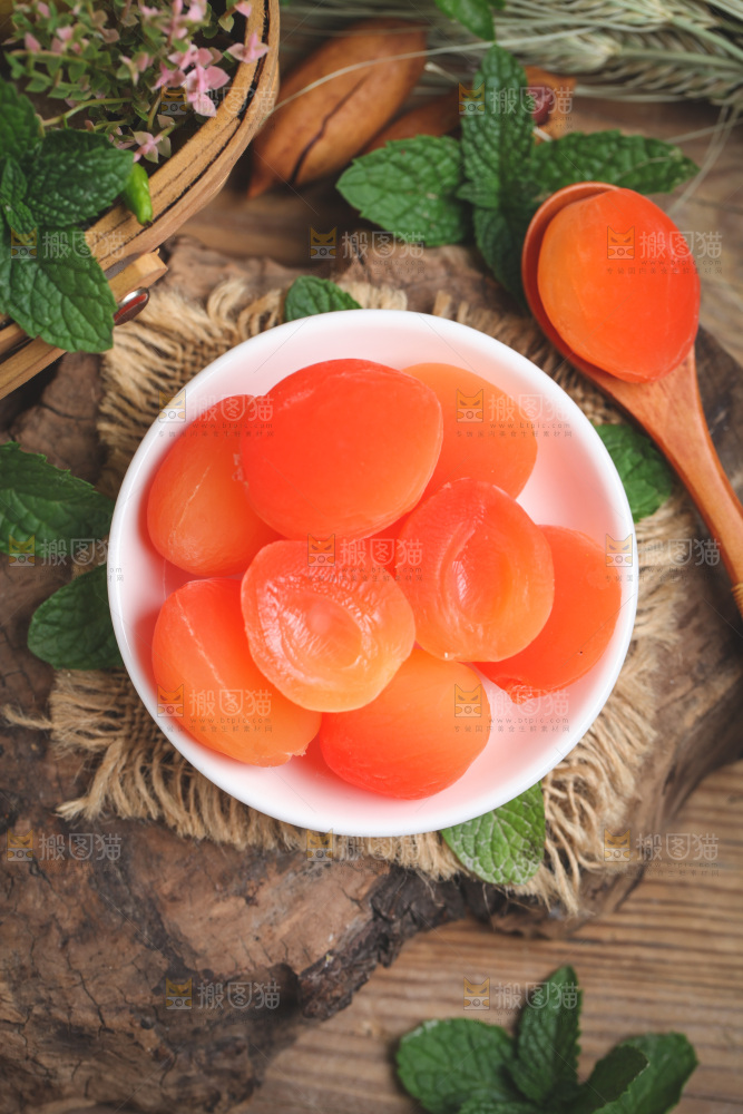 木底上放着一盘金西梅