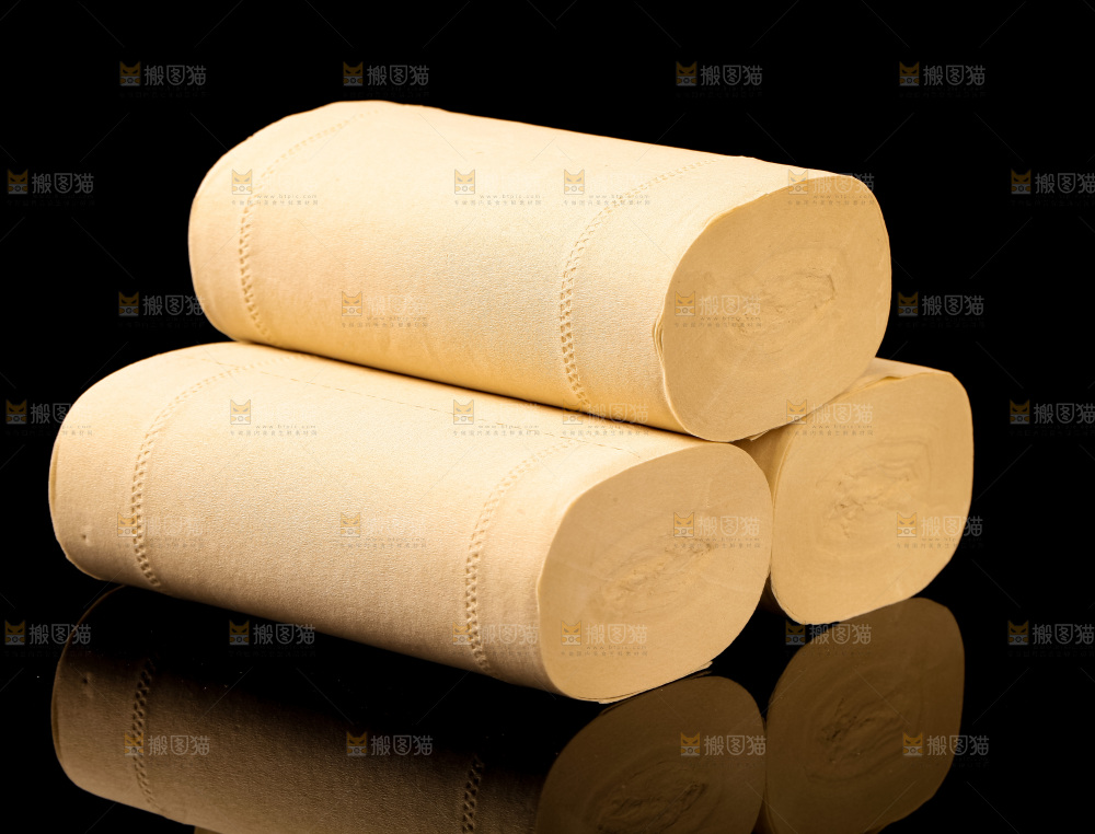 黑底上放着卷纸