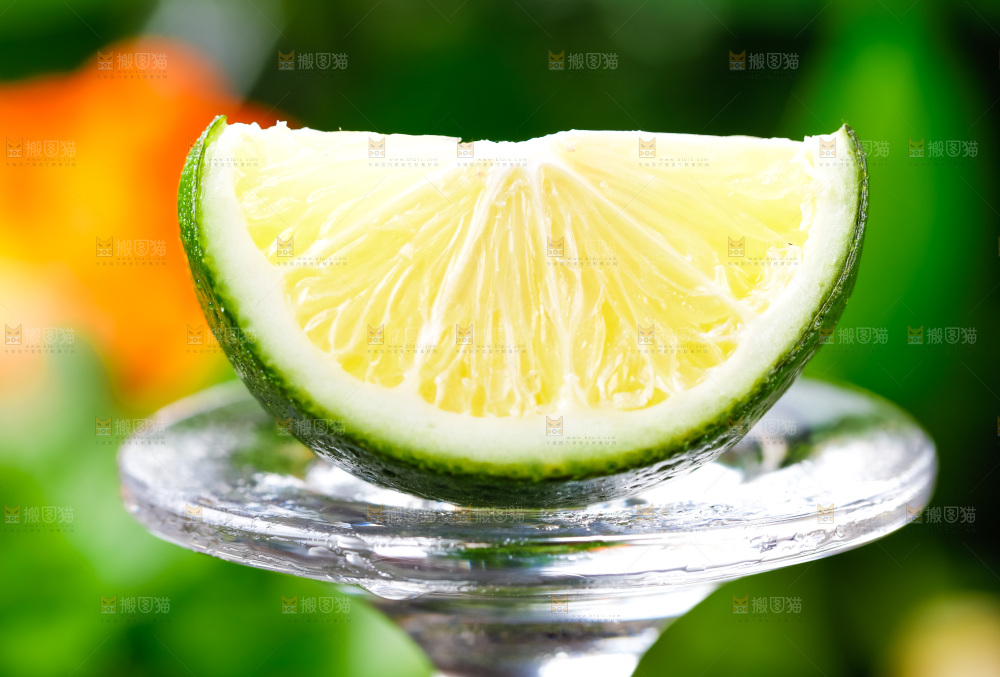 高脚杯底座上放着一小块香水柠檬