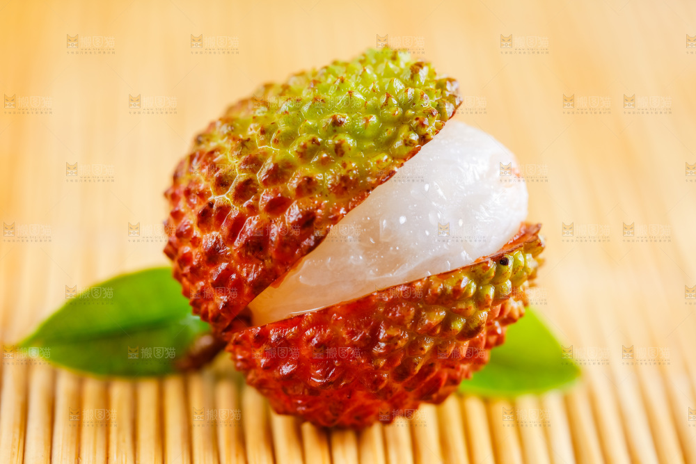 竹底上放着妃子笑荔枝