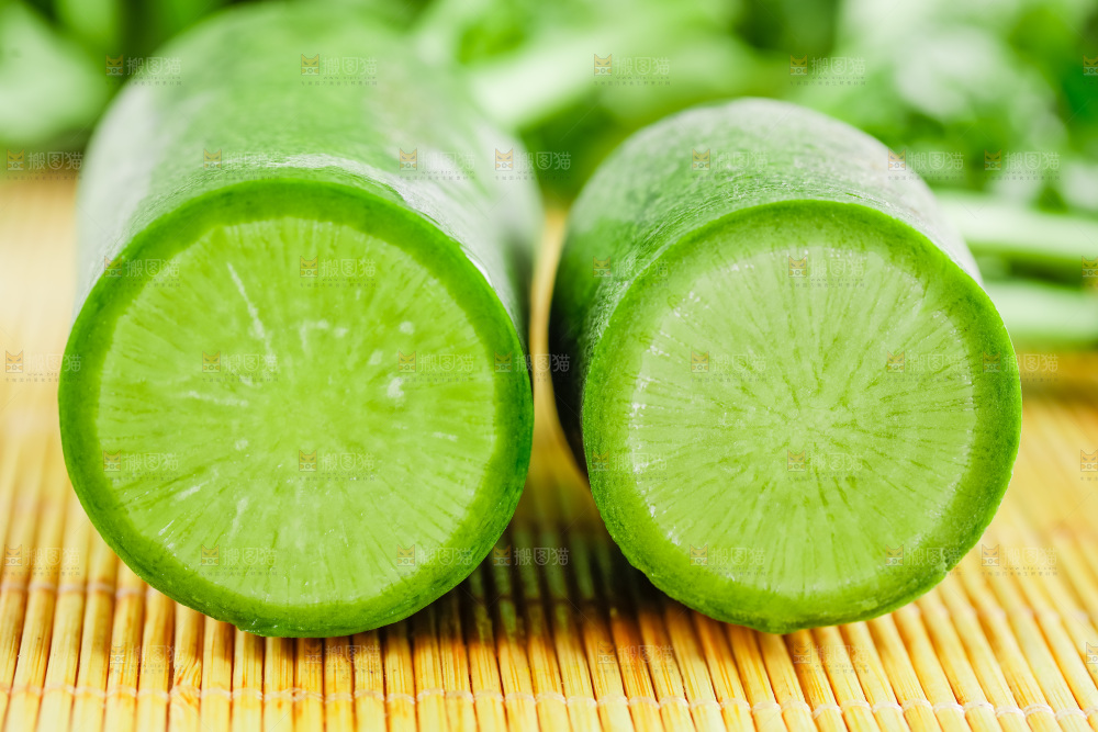 竹底上放着切开的青萝卜