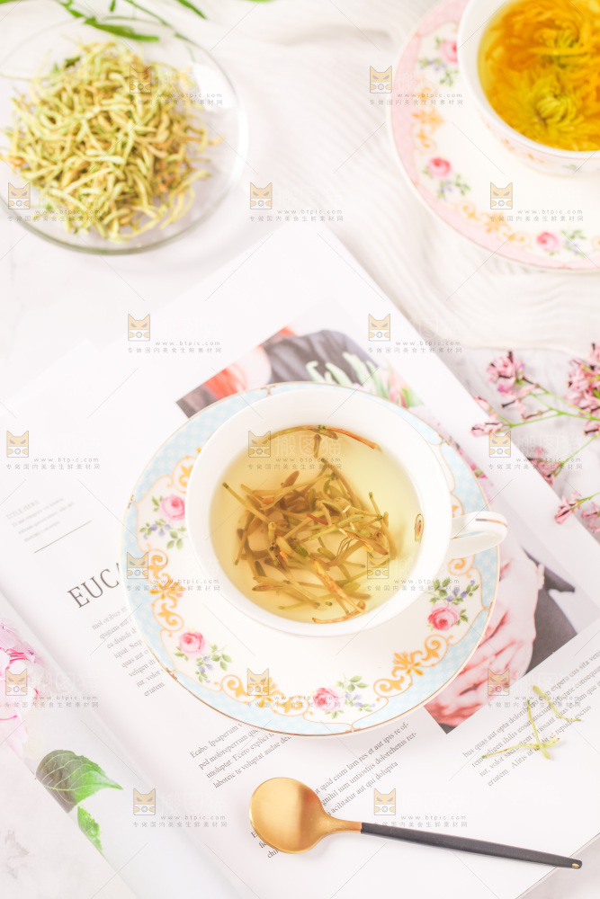 书上摆放着一杯金银花茶