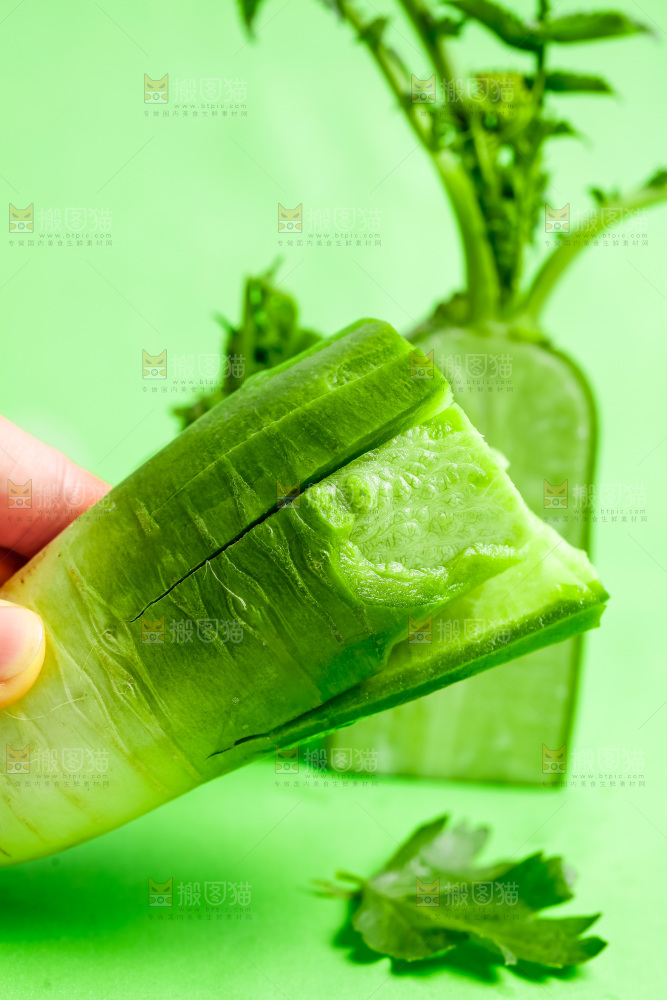手上拿着绿萝卜
