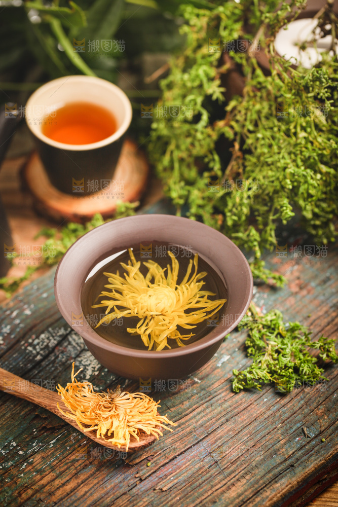 木底上放着一杯金丝皇菊菊花茶