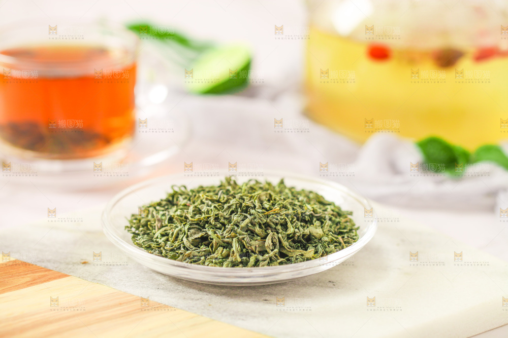 桌上放着一盘绿茶