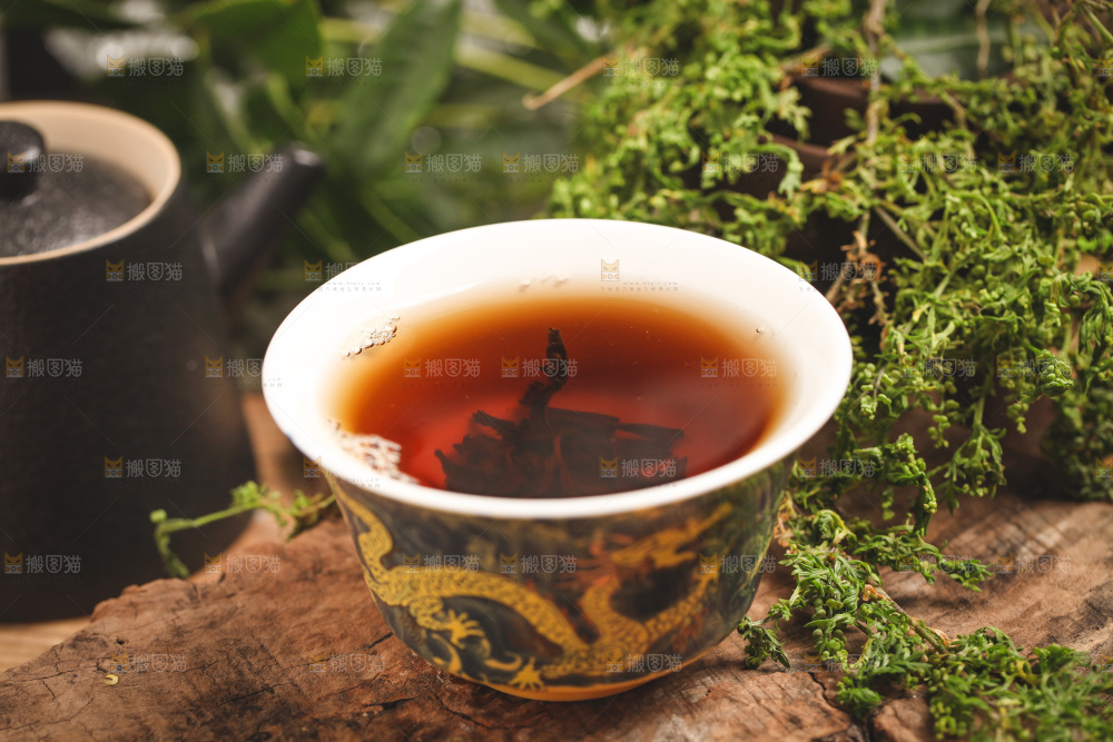 木底上放着一杯绿茶