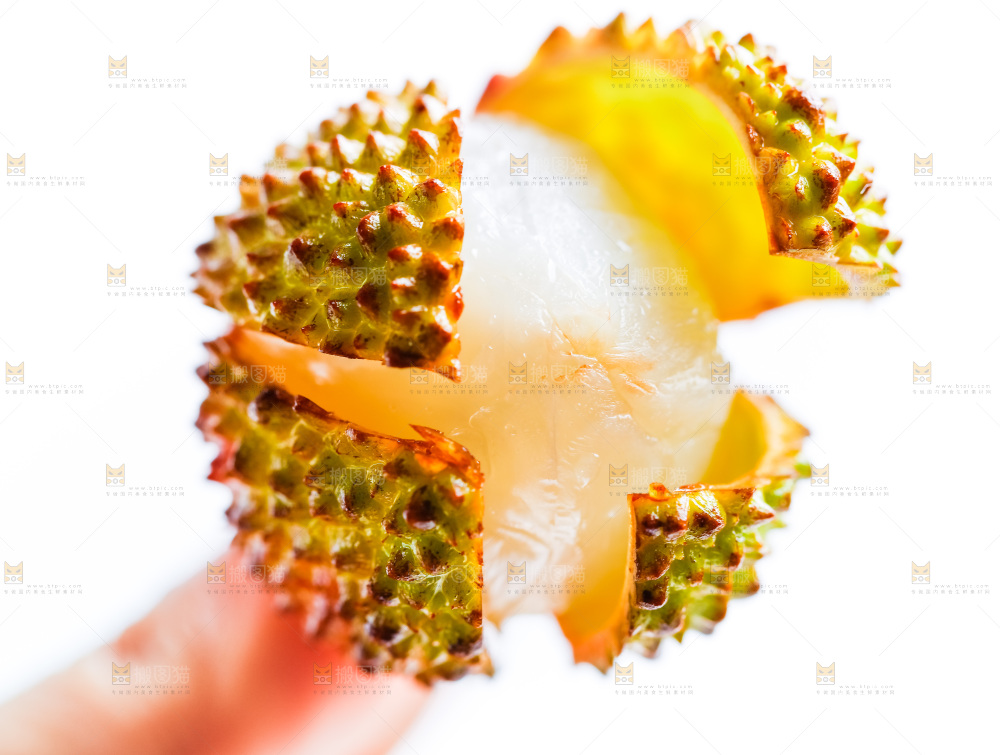 手上拿着剥开皮的妃子笑
