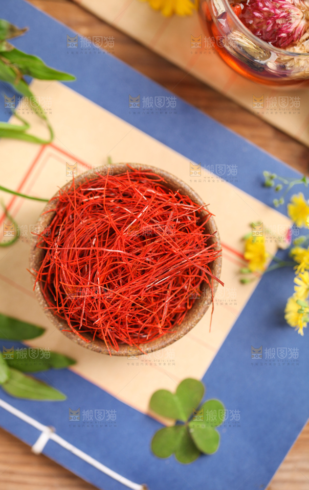 信纸上放着一碗藏红花