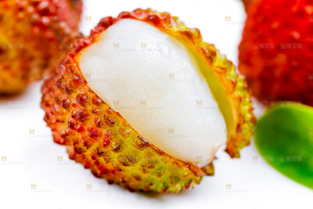 白底上放着一颗露出果肉的妃子笑