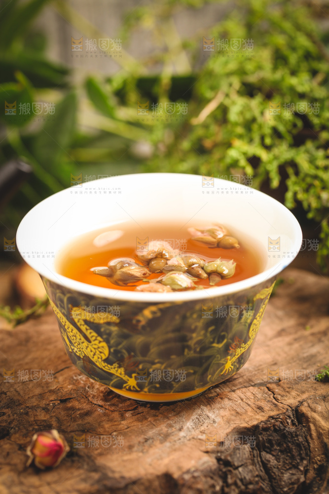 木底上放着一杯玫瑰花茶