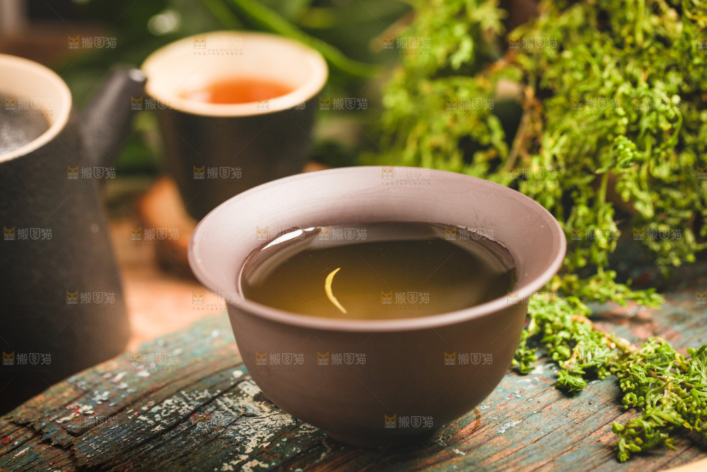 木底上放着一杯铁观音茶