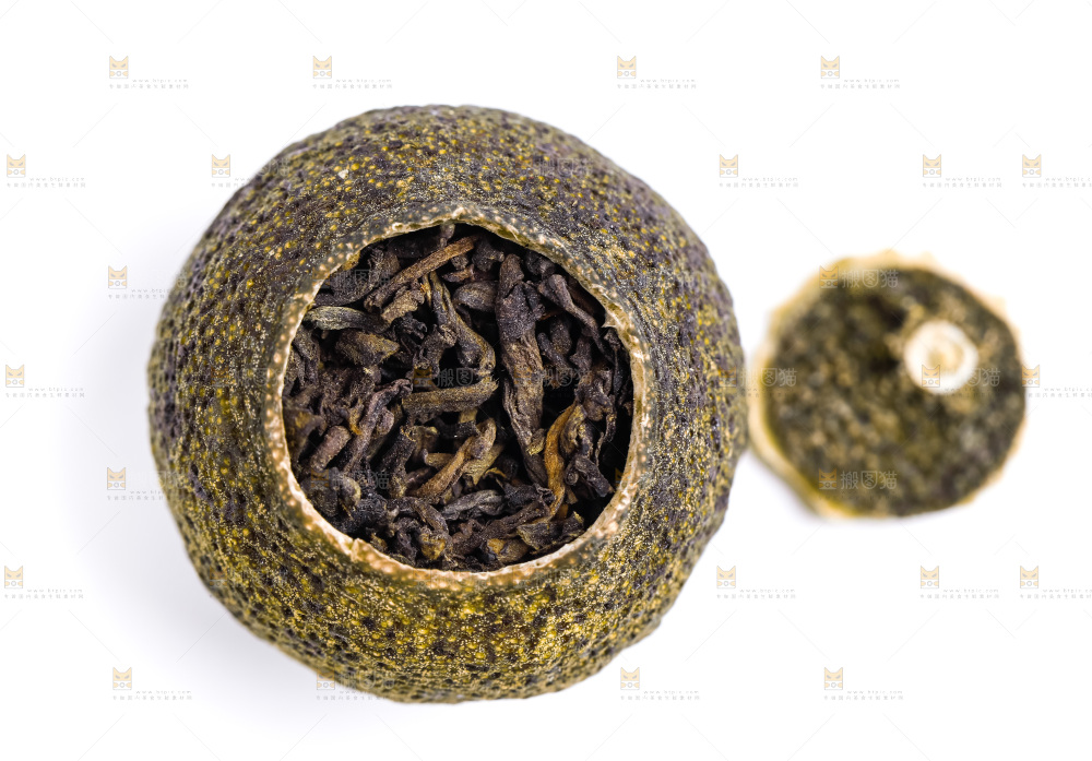 白底上放着小青柑普洱茶