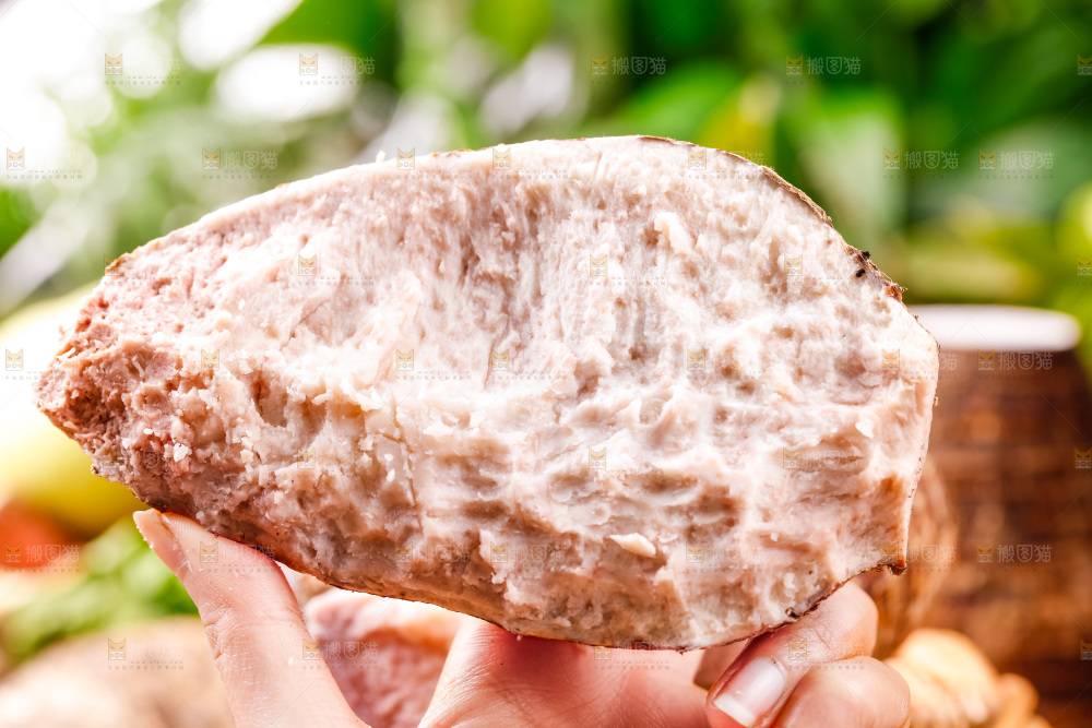 手上拿着一大块芋头果肉