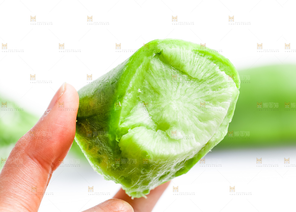 手上拿着水果萝卜