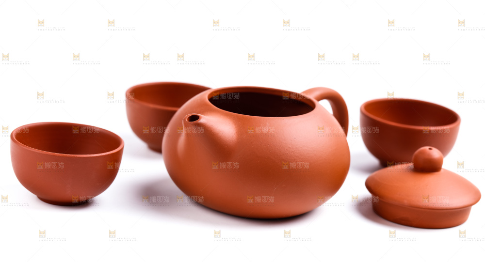 白底上放着陶瓷茶壶