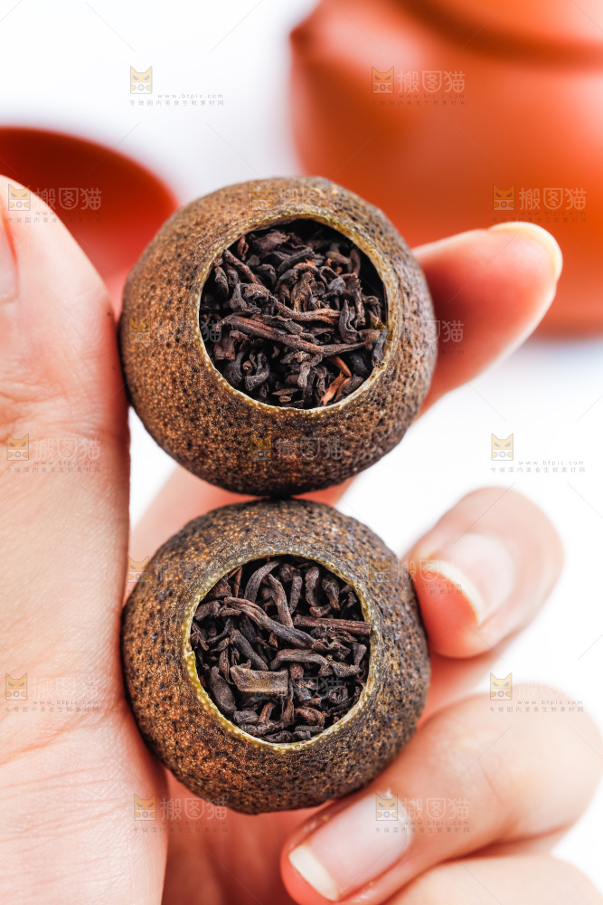 手里拿着小青柑