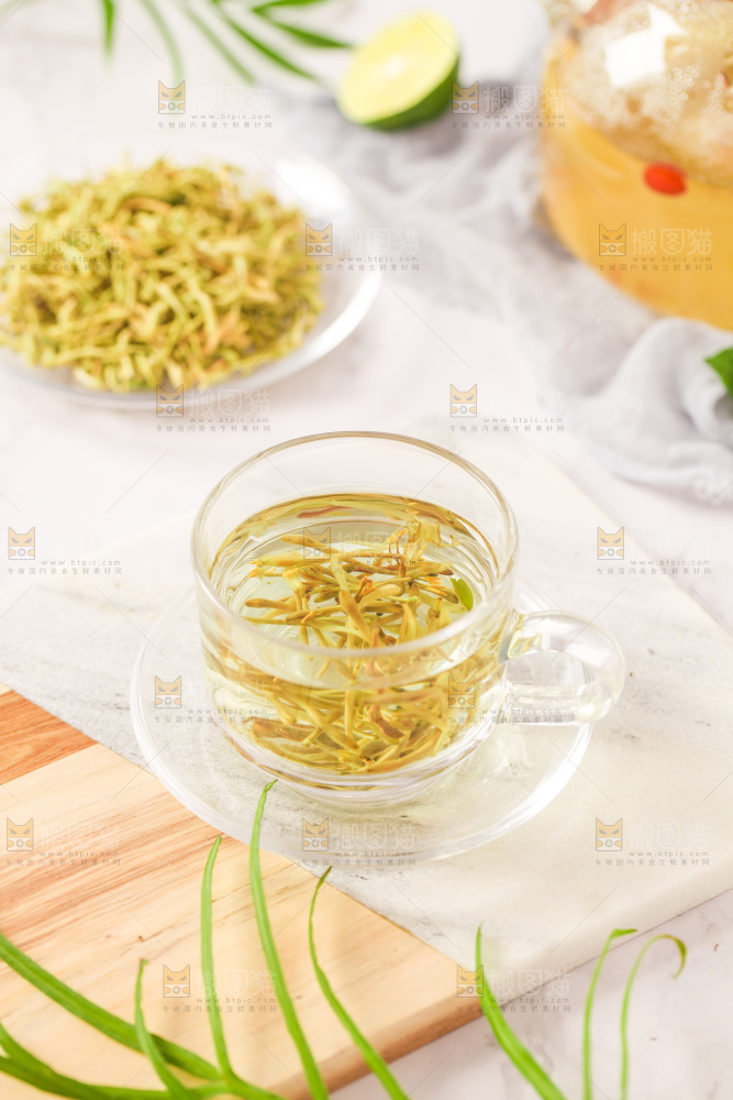 白底上放着一杯金银花茶