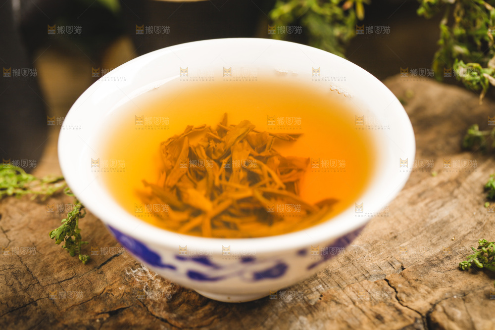 木底上放着一杯毛尖