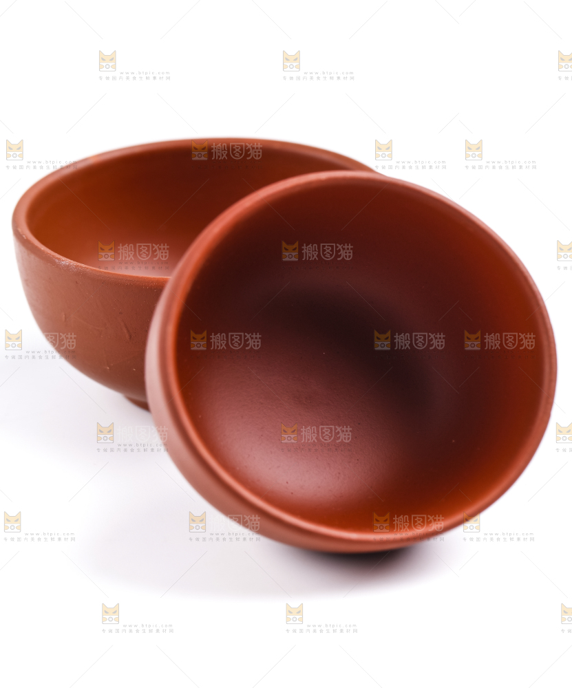 白底上放着陶瓷茶杯